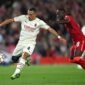 Gambar Ismael Bennacer saat mencoba mengamankan bola dari gelandang liverpool Nabil 