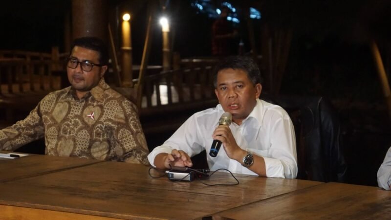 Foto Koordinator Tim Kecil dari PKS Sohibul Iman dihadapan awak media menyampaikan atas nama PKS mendukung Anies sebagai Bakal Calon Presiden 2024