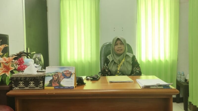 Direktur RSUD Fakfak dr. Karyani Kastella, M.Kes, Spa.Rad saat ditemui wartawan diruang kerjanya (Dok. jateng.tagarutama.com)