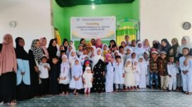 Santri TPA Al Mahdi bersama Wali Santri dan Tim Pengajar berfoto dalam Launching TPA Al Mahdi Fakfak, yang terletak tepat dibelakang RTH Ma'ruf Amin (Dok. jateng.tagarutama.com)