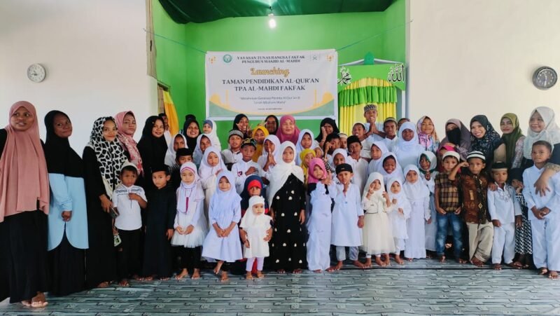Santri TPA Al Mahdi bersama Wali Santri dan Tim Pengajar berfoto dalam Launching TPA Al Mahdi Fakfak, yang terletak tepat dibelakang RTH Ma'ruf Amin (Dok. jateng.tagarutama.com)
