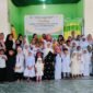 Santri TPA Al Mahdi bersama Wali Santri dan Tim Pengajar berfoto dalam Launching TPA Al Mahdi Fakfak, yang terletak tepat dibelakang RTH Ma'ruf Amin (Dok. jateng.tagarutama.com)
