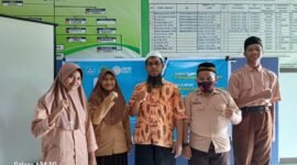 Kepala Sekolah MTs Tahfidzul Qur'an Muhammadiyah Fakfak ustadz Ramdan foto bersama Siswa dan siswa MTs Tahfidzul Qur'an Muhammadiyah Fakfak yang mengikuti kompetisi Olimpiade Bahasa Arab yang diselenggarakan oleh Forum Musyawarah Guru Mata Pelajaran (MGMP) Bahasa Arab seluruh Indonesia(Dok. jateng.tagarutama.com)