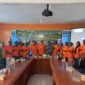 25 orang yang mengatasnamakan diri mereka sebagai Regu Brigade Pengendalian Organisme Pengganggu Tumbuhan (OPT) dari 7 Kampung yang memiliki tugas melindungi tanaman pala dari serangan hama dan serta memastikan keberlanjutan produksi pala sebagai komoditas unggulan daerah Fakfak