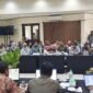 Widhi Asmoro Jati, ST., MT., dalam kegiatan pembahasan Adendum dokumen Analisis Dampak Lingkungan (AMDAL) milik PT Rimbun Sawit Papua (ANDAL-RKL-UPL) yang berlangsung di Hotel Grand Papua Fakfak, Kamis (24/4/2025).