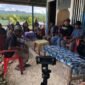 Plt. Kepala Dinas Perkebunan Fakfak Widhi Asmoro Jati, ST., MT., bersama Yayasan Kaleka melakukan penguatan terhadap kelompok Guraferi yang telah berhasil meningkatkan kualitas dan produktivitas hasil pala, termasuk uji coba pengolahan menjadi minyak atsiri pala.