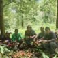 Foto. Plt. Kepala Dinas Perkebunan Fakfak Widhi Asmoro Jati, ST., MT., bersama Kelompok Keluarga Samai di Kampung Sekru Tuare saat panen pala bersama dilakukan di lahan seluas 4 hektare. 