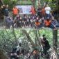Foto. Relawan Rumah Zakat Jayapura berkolaborasi dengan Tim Rumah Bakau Jayapura menggelar kegiatan Volunteer Go Green berupa aksi bersih-bersih lingkungan dan penanaman pohon bakau.