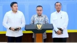 Ketua DPR RI Sufmi Dasco Ahmad bersama Menteri Sekretaris Negara Prasetyo Hadi dan Sekretaris Kabinet Teddy Indra Wijaya di Kantor Presiden, mengumumkan secara resmi Presiden RI Prabowo Subianto resmi menandatangani surat rehabilitasi bagi tiga pihak yang terseret dalam perkara hukum PT ASDP Indonesia Ferry. (Dok. jateng.tagarutama.com media)