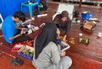 Mahasiswa Politeknik Negeri Fakfak mengembangkan mesin es balok berbasis IoT. (Dok. Polinef)