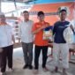 Penyerahan Sembako Oleh Ketua DPD PKS Fakfak Imam, didampingi oleh Ketua DPW PKS Papua Barat Imam Muslih, dan Pengurus DPD Fakfak sekaligus Tokoh Masyarakat Jabarudin La Hamundu. (Foto.tu)