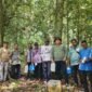 Kepala Dinas Perkebunan Fakfak Widhi Asmoro Jati bersama para pekebun dalam upaya pembenahan Blok Penghasil Tinggi dan Pohon Induk Terpilih (BPT–PIT) Pala Tomandin Fakfak. (Foto. Disbun Fakfak).